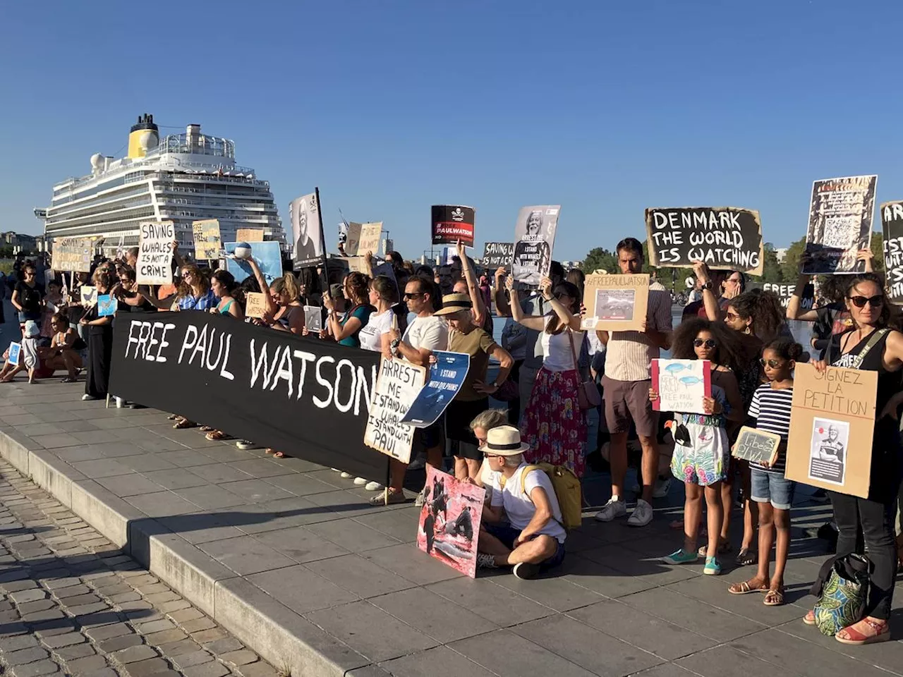 Bordeaux : 120 personnes mobilisées pour Paul Watson, fondateur de l’ONG Sea Shepherd