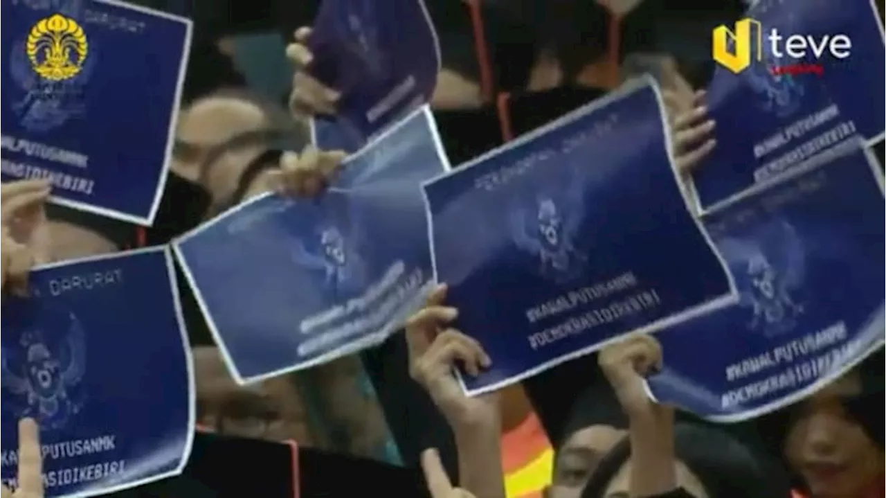 Viral, Wisudawan UI Bentangkan Poster ‘Peringatan Darurat’ saat Wisuda