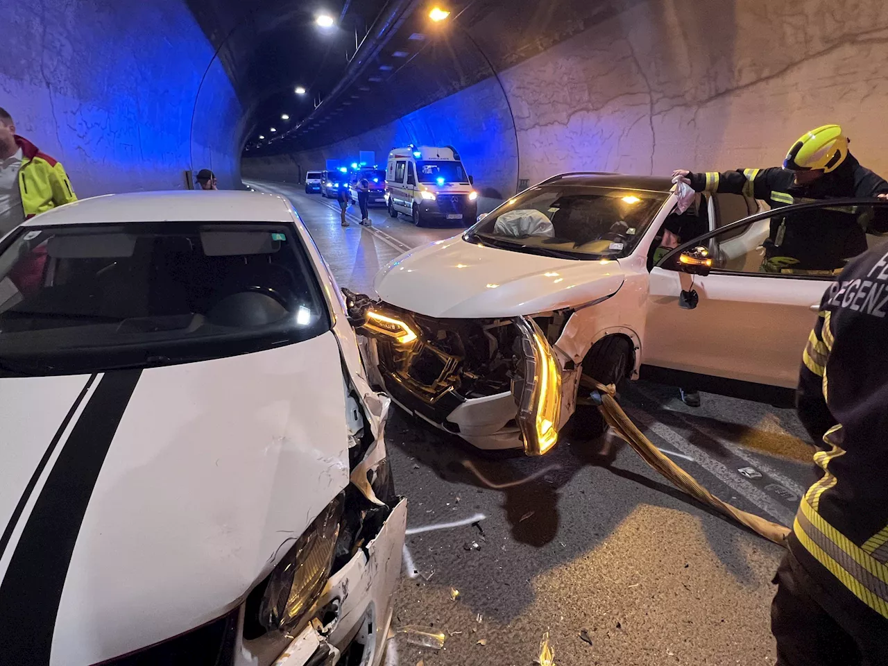 Vollsperre nach Frontalzusammenstoß im Citytunnel - zwei Personen verletzt