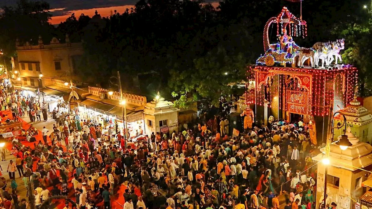 आज जन्माष्टमी मना रहा देश... मथुरा समेत देशभर के कृष्ण मंदिरों में उमड़ी श्रद्धालुओं की भीड़