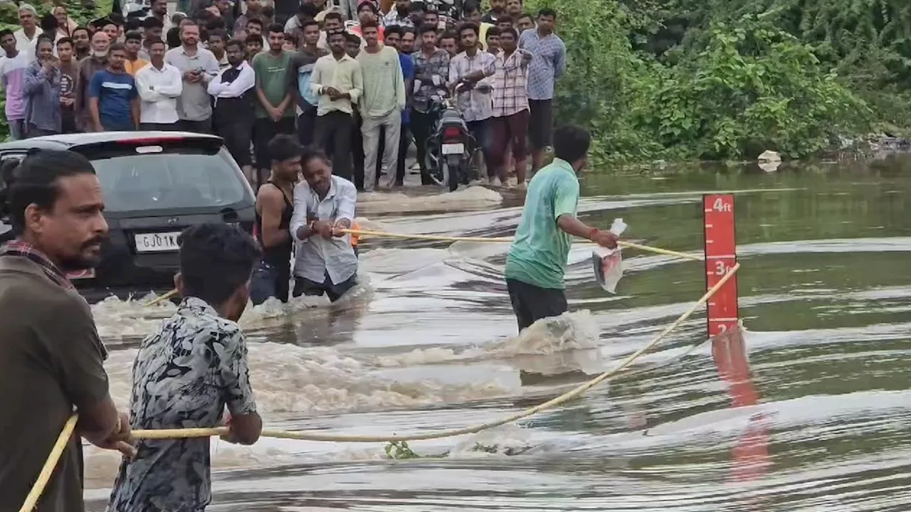 गुजरात में बाढ़ और बारिश का कहर, सड़कों पर सैलाब, IMD ने सात जिलों में जारी किया रेड अलर्ट