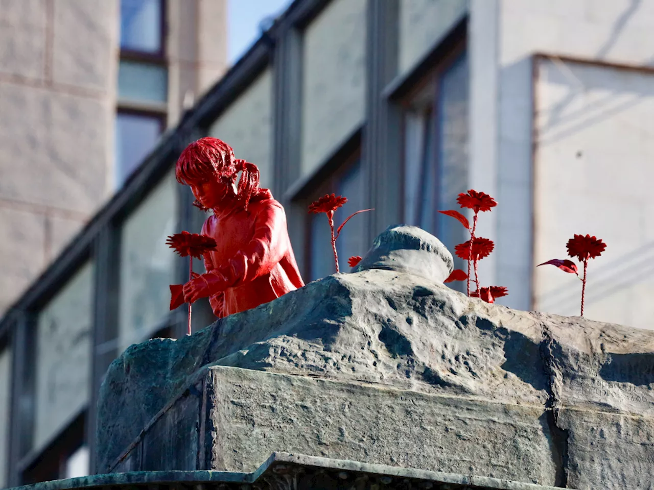 Après Toulouse, l'artiste James Colomina installe ses célèbres sculptures rouges en Ukraine