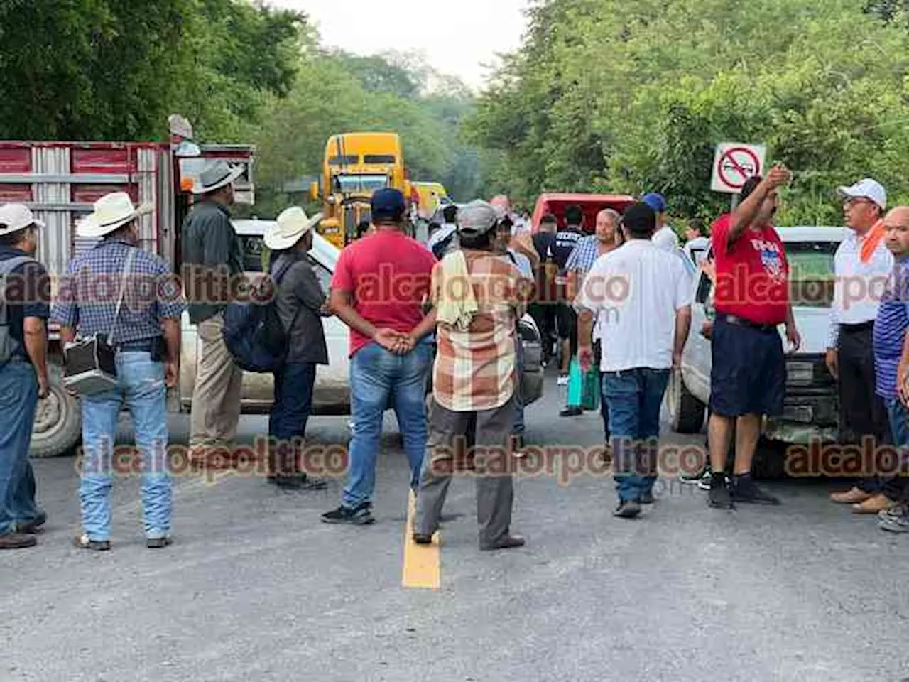 Cierran carretera en Chalma, al norte de Veracruz, para exigir reparación de caminos