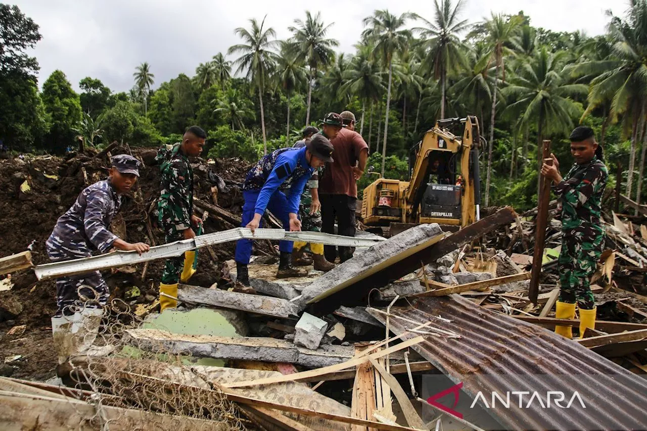 Ratusan petugas SAR gabungan diterjunkan untuk pencarian korban banjir bandang di Ternate