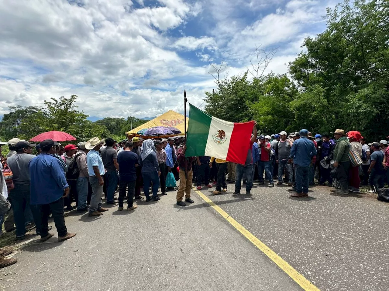 Votan sitiados por la violencia, habitantes de Chicomuselo, Chiapas