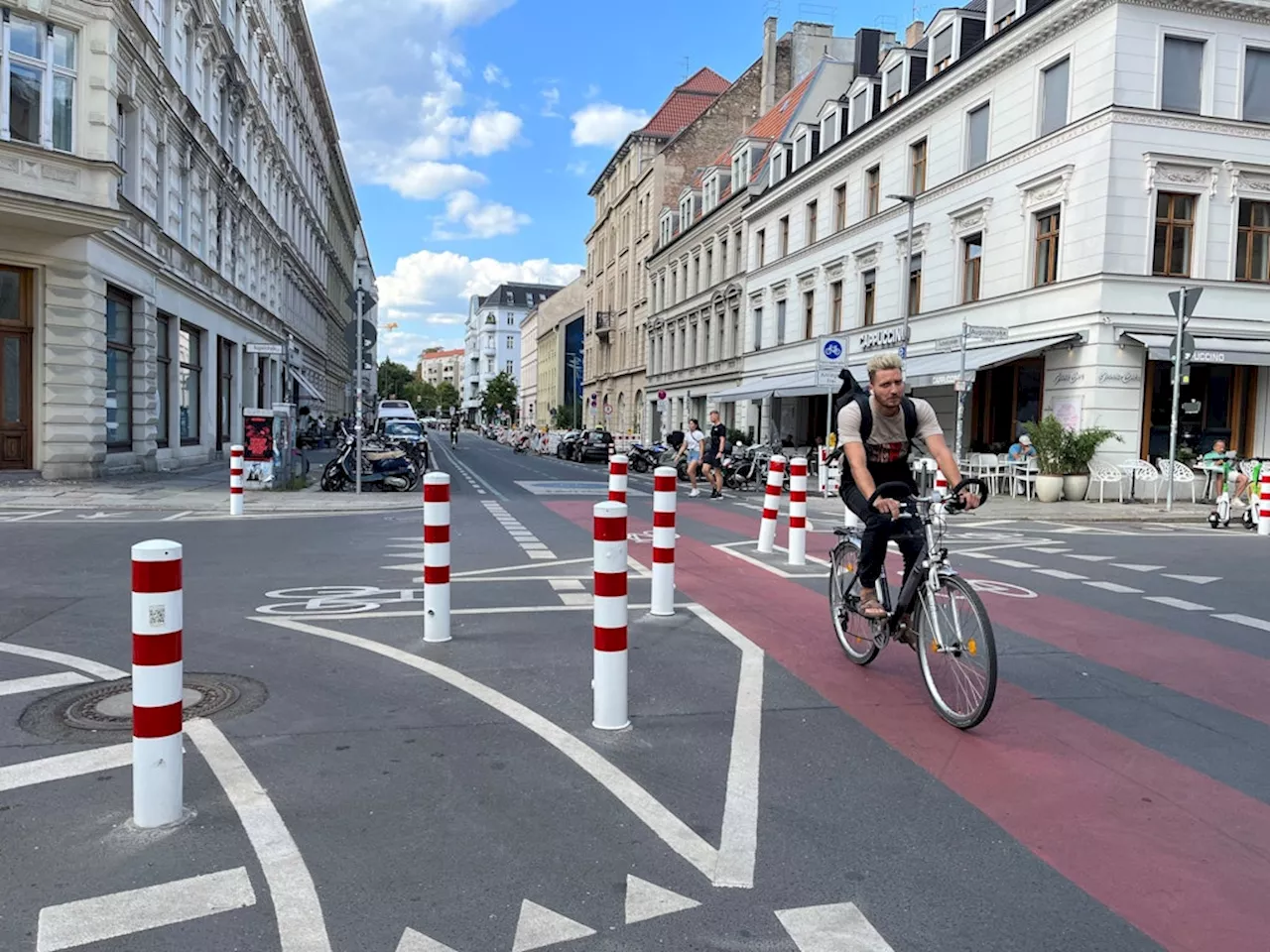 Bürger diskutieren über Poller in der Tucholskystraße in Berlin-Mitte: Kiez-Tod oder Segen?