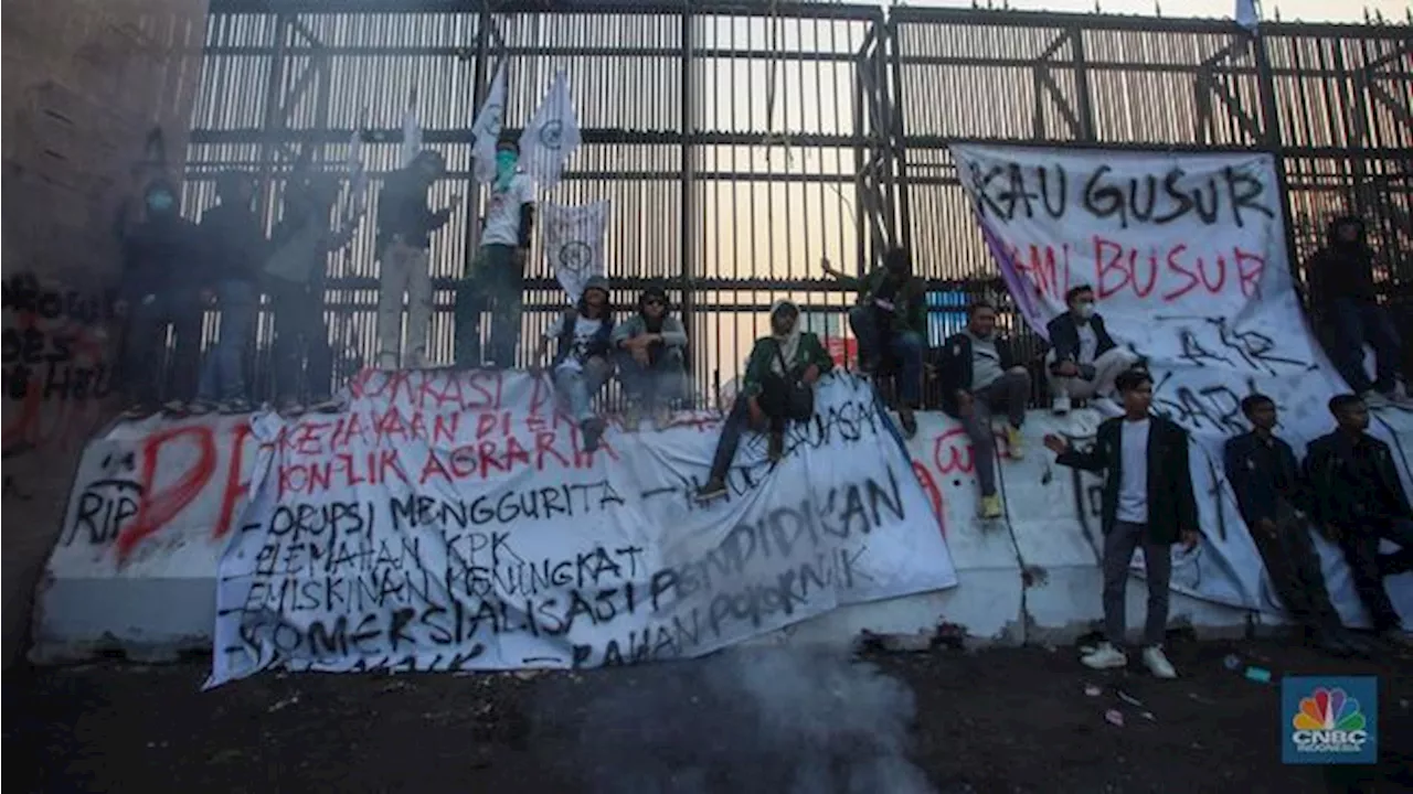 Mahasiswa Demo di Depan DPR, Bakar Ban Hingga Corat-Coret Pagar