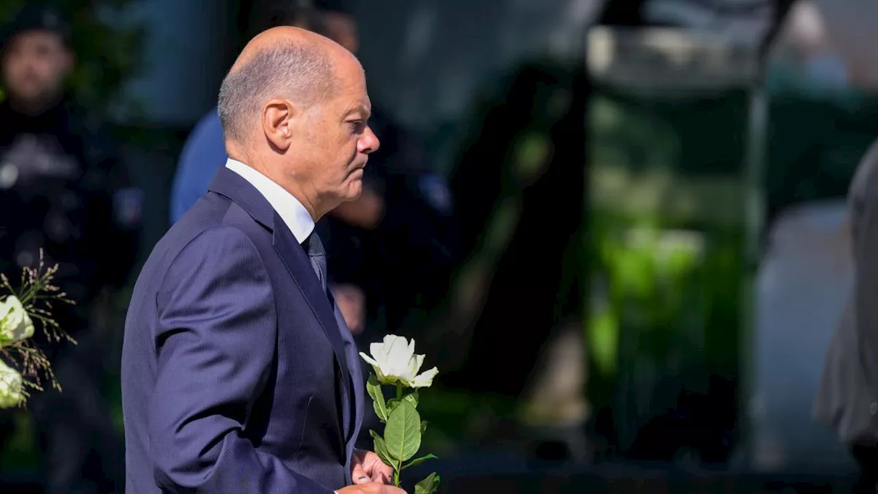 La stretta di Scholz dopo l'attentato di Solingen su migranti e armi: «Leggi più dure, chi non può rimanere in Germania va espulso»