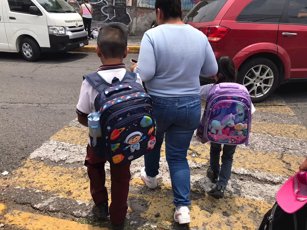 Alumnos de educación básica en Sinaloa reciben uniformes y útiles gratuitos al iniciar ciclo escolar 2024-2025