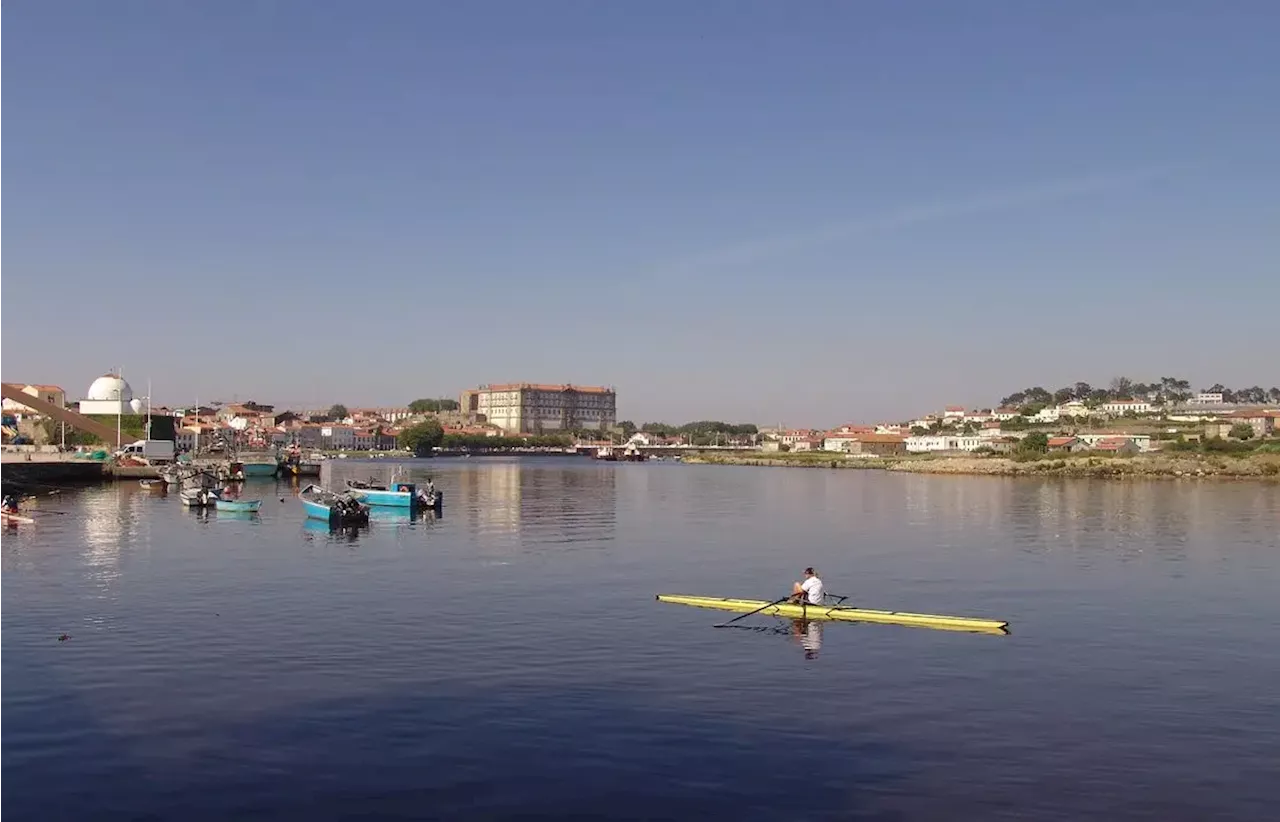 Duas embarcações a arder nos estaleiros de Vila do Conde