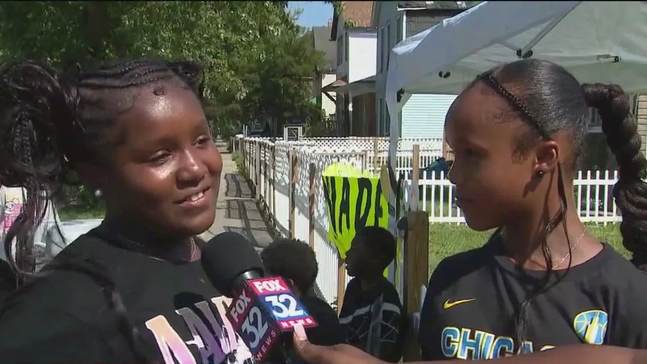 Chicago sisters selling lemonade amid heatwave to buy tickets for Chicago Sky's Barbie Night game