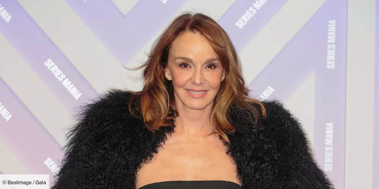 – Dans Emily in Paris saison 4, Philippine Leroy-Beaulieu, 61 ans, apparait fabuleuse dans un fourrea...