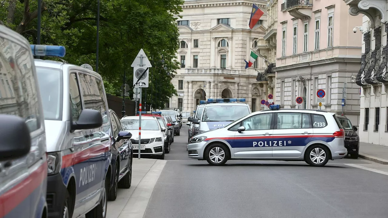 Besitzerin traute Augen nicht - Frau bricht Luxus-Auto auf, wirft Inventar auf Straße