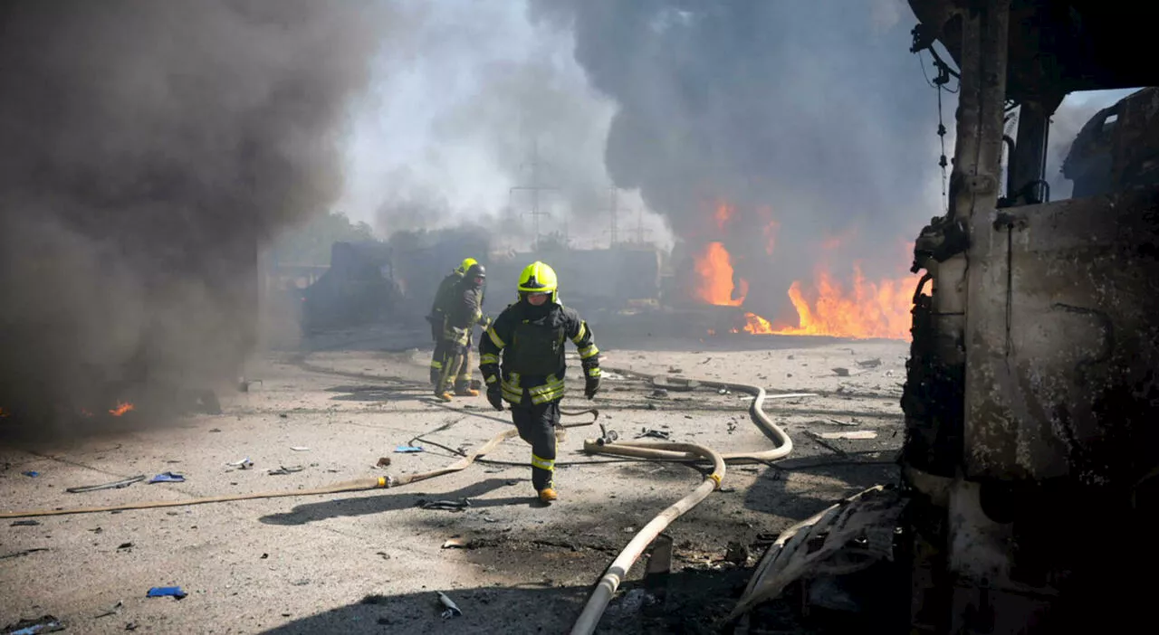 Guerra Ucraina, attacco russo: 15 regioni colpite. Esplosioni e blackout anche a Kiev, almeno 3 morti