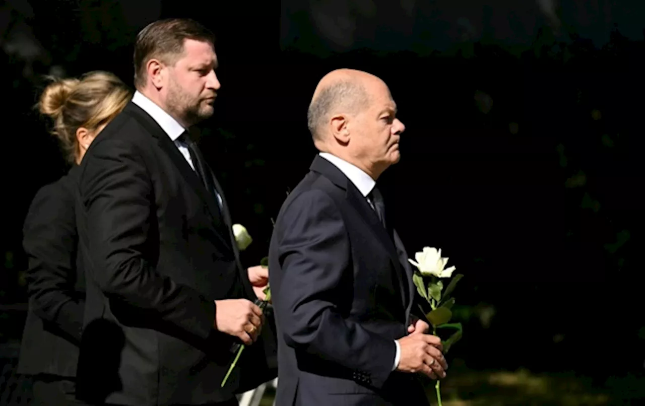 Il cancelliere tedesco Olaf Scholz in visita a Solingen dopo l’attacco con coltello