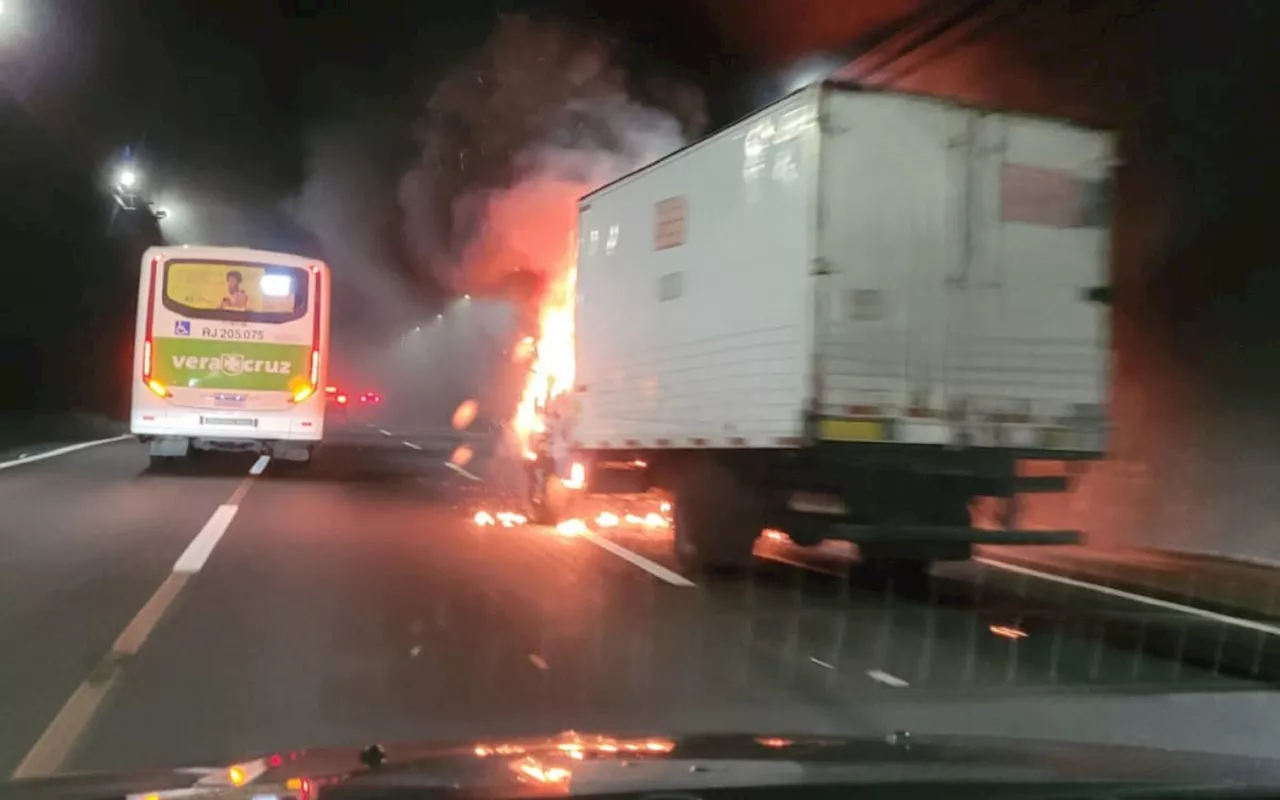 Caminhão pega fogo dentro de túnel na Linha Amarela