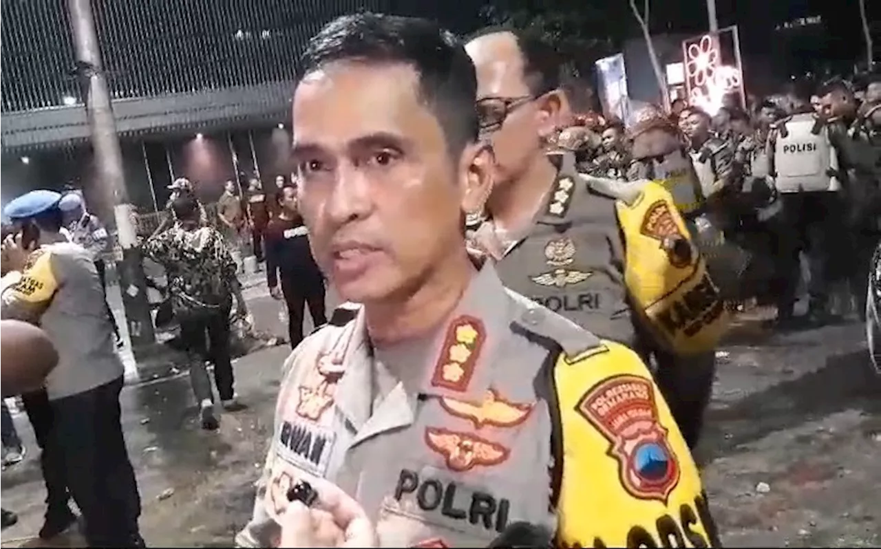 Batu dan Kayu Melayang di Balai Kota Semarang, Seorang Polisi Kena Tombak