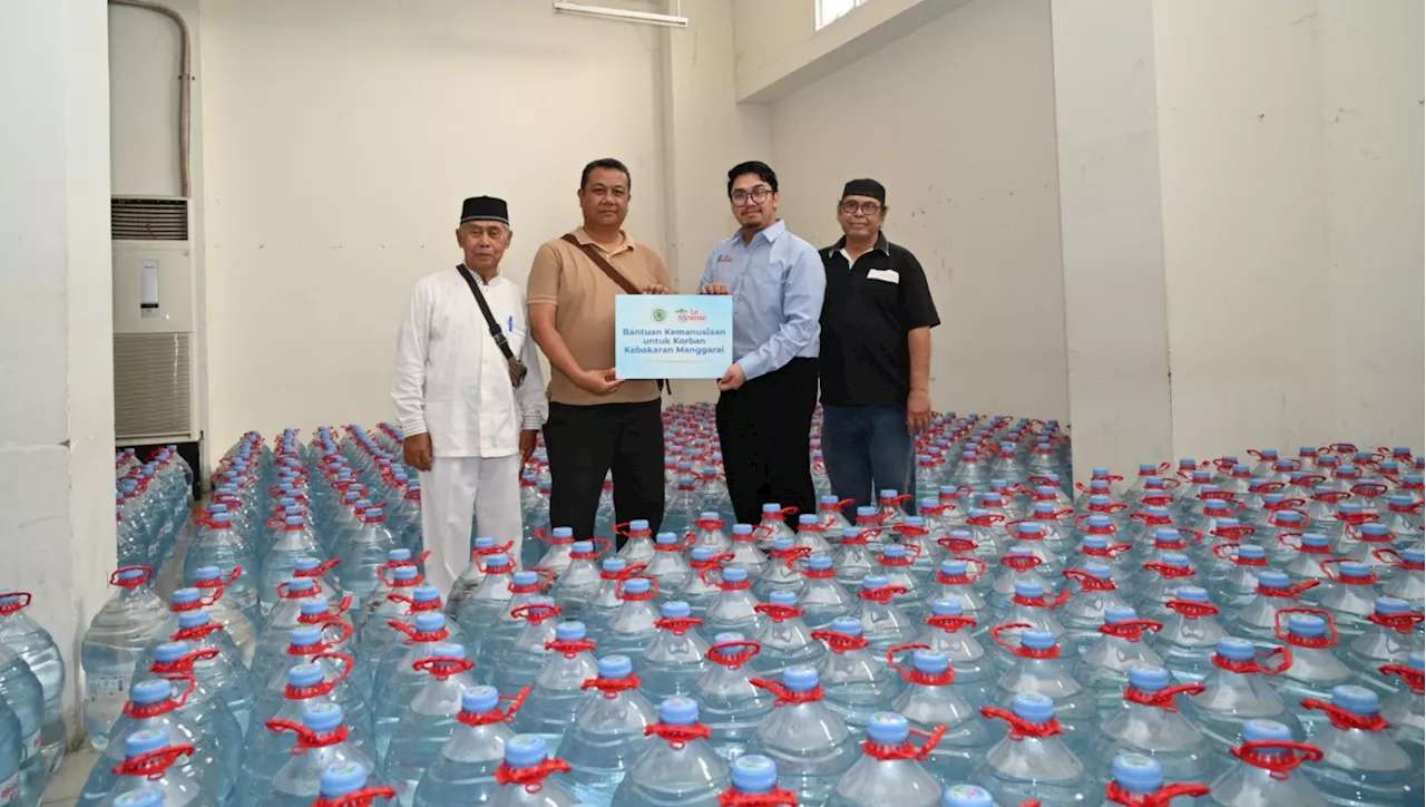 MUI DKI Gandeng Le Minerale Salurkan 2.600 Galon Air Mineral untuk Korban Kebakaran di Manggarai