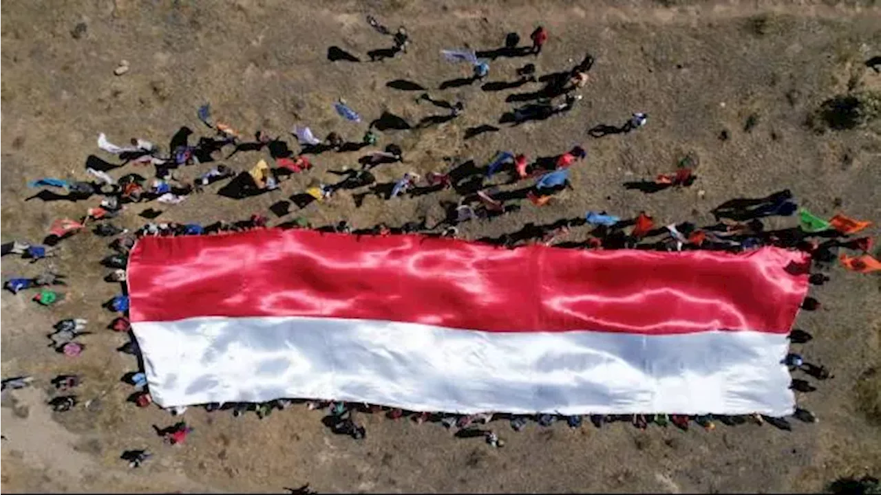 Peringati HUT RI, Anggota Sispala Bentangkan Bendera Merah Putih Raksasa di Gunung Gede