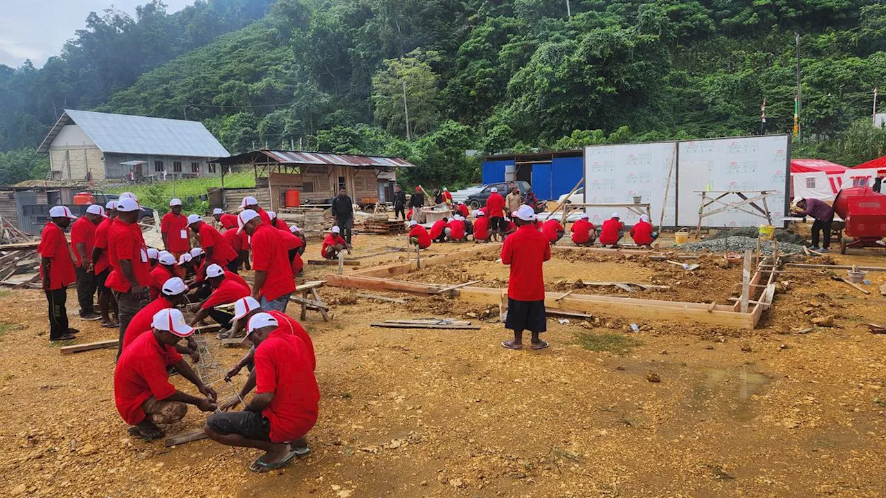 Di Sela Kesibukan, Mensos Risma Ajak Warga Pegunungan Bintang Papua Bangun Sekolah yang Dibakar