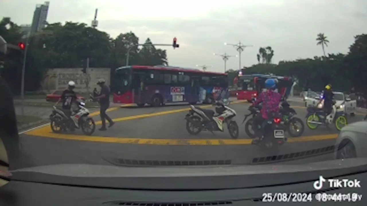 JB cops use two buses to block road, nab 'road thugs' with modified bikes (VIDEO)