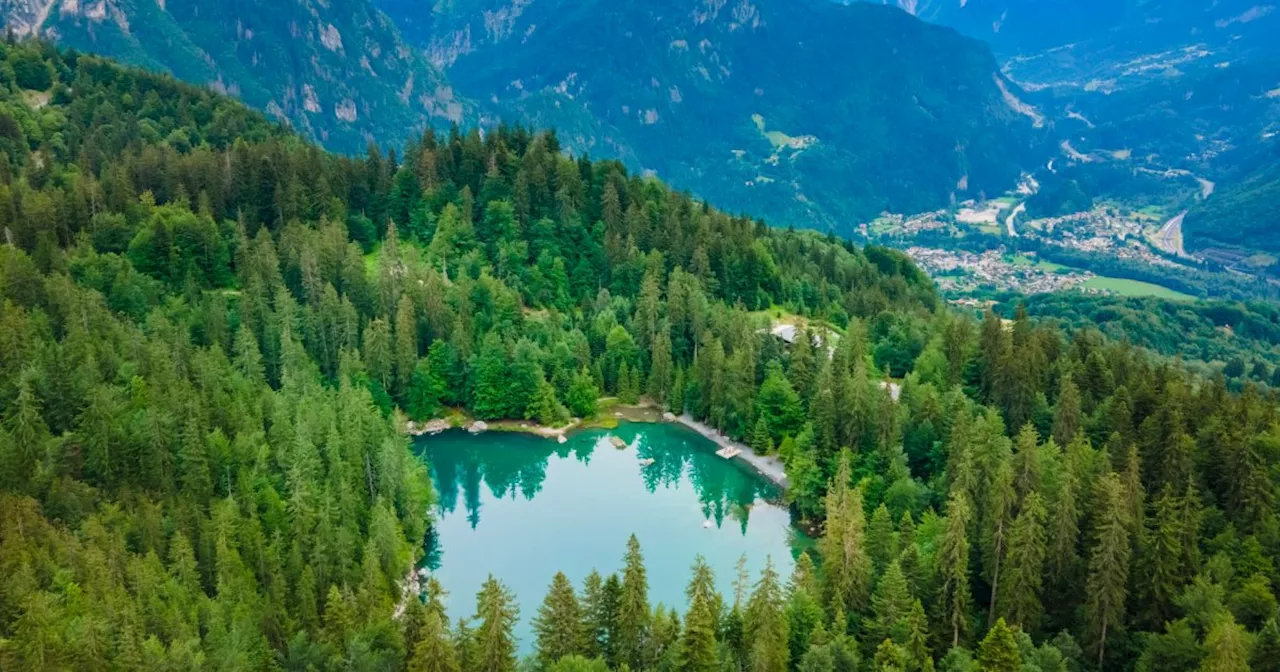 En Haute-Savoie, ce lac naturel classé et ses eaux transparentes sont un joyau à voir de ses propres yeux