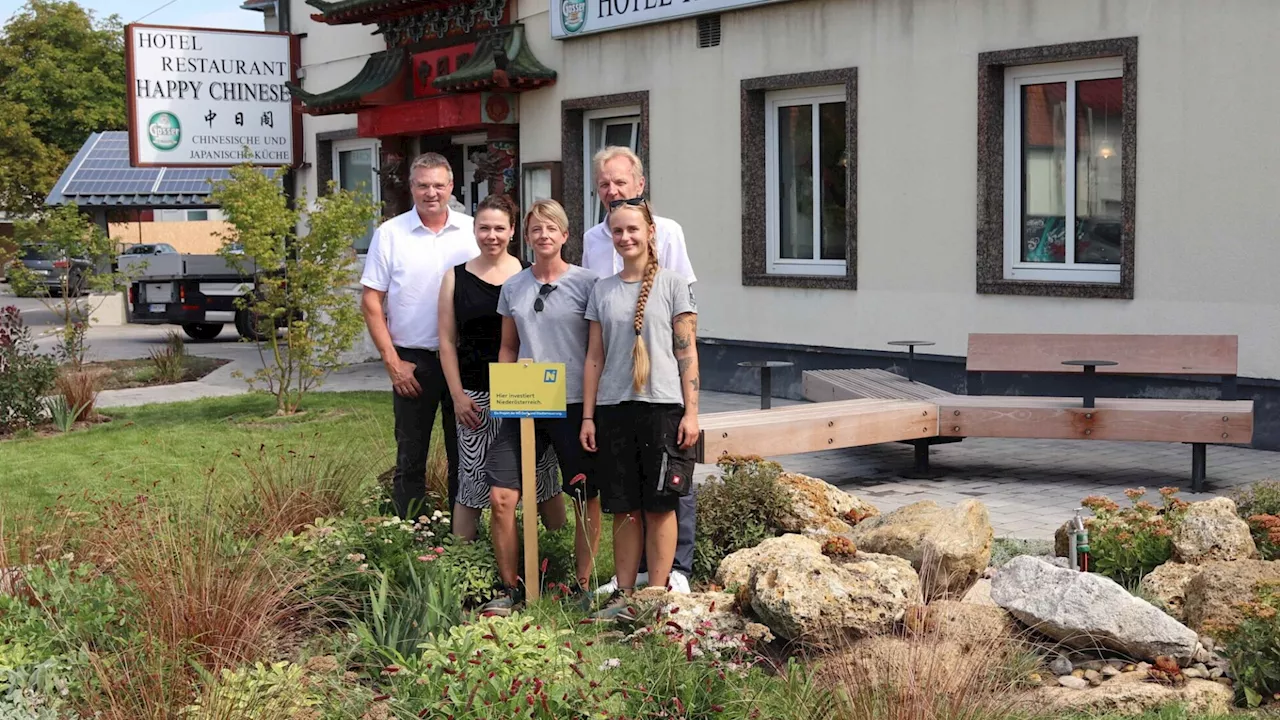 Neuer Vorplatz bei Restaurant: Beton raus, Blumen und Stauden rein