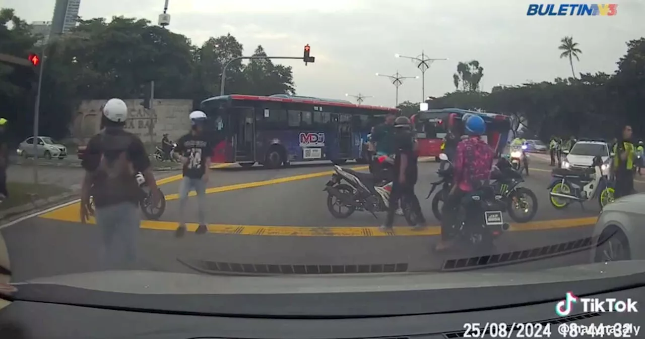 Johor Bahru police uses buses to block mat rempit; 115 bikes seized in joint operation with JPJ, JAS