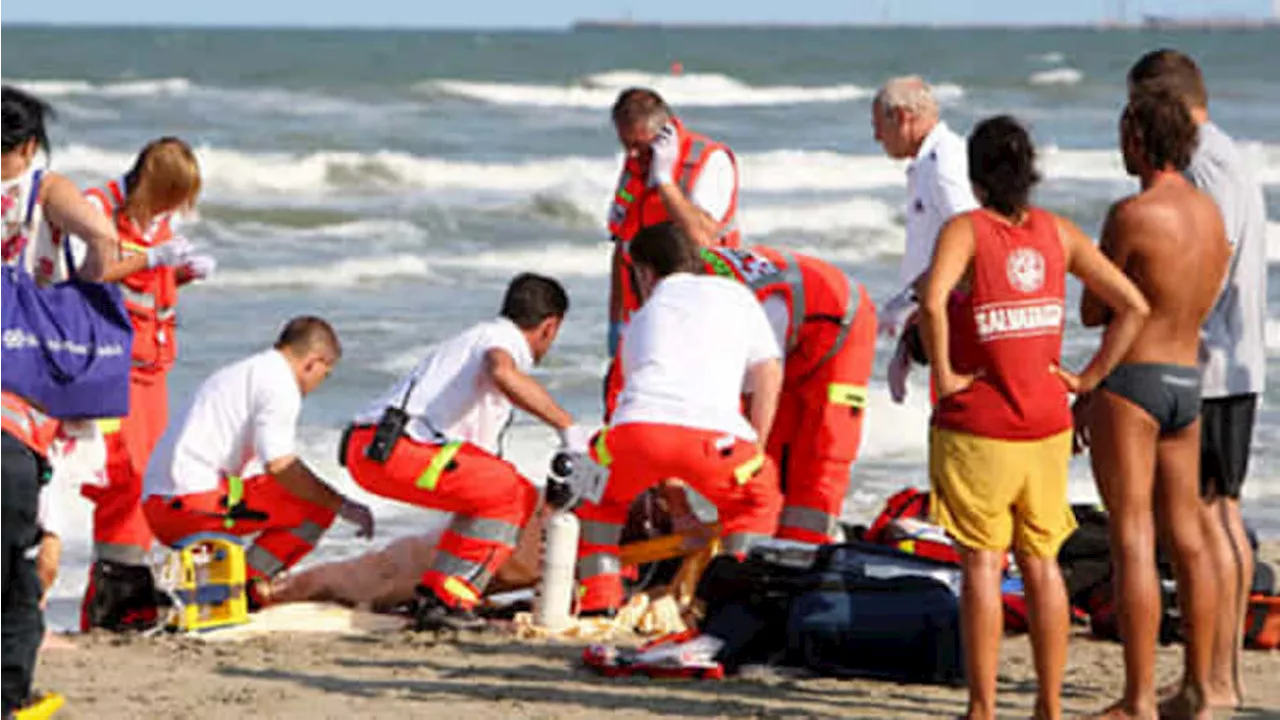 Anziano rischia di annegare, salvato da un'infermiera e un vigile del fuoco fuori servizio