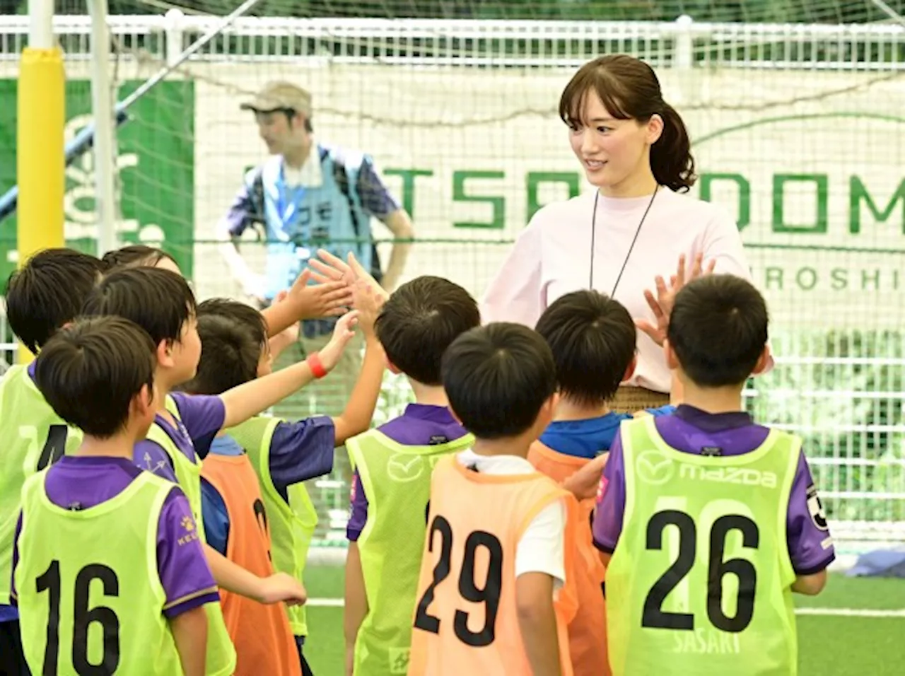 綾瀬はるか、地元広島のサッカーイベントに登場「私自身も刺激を」 交際報道後初の公の場