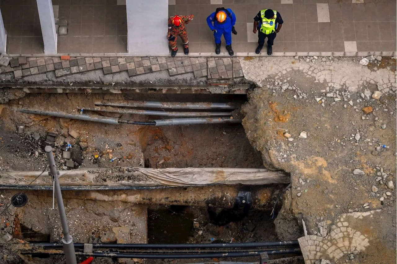 KL sinkhole: SAR team using 'flushing' technique to find victim