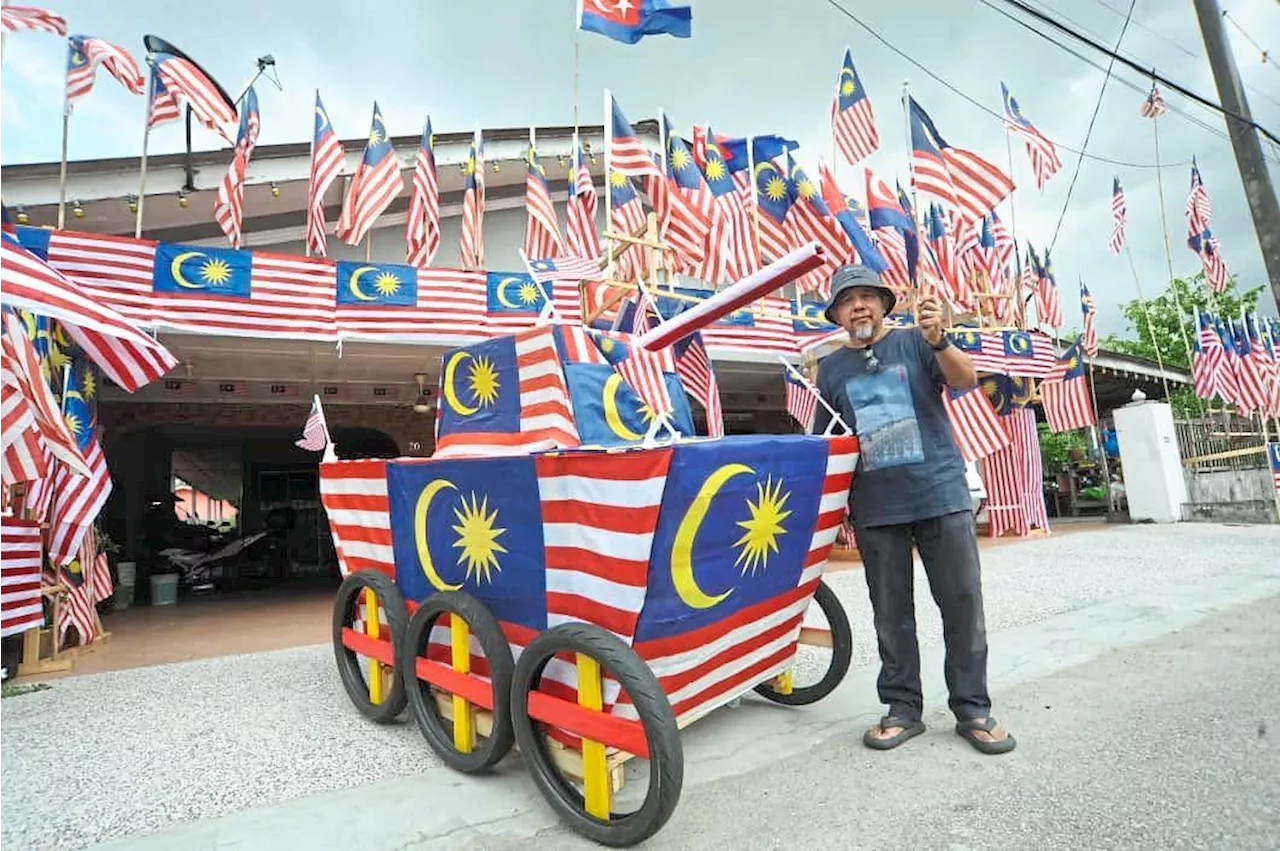 Retiree uses recyclables to decorate for National Day