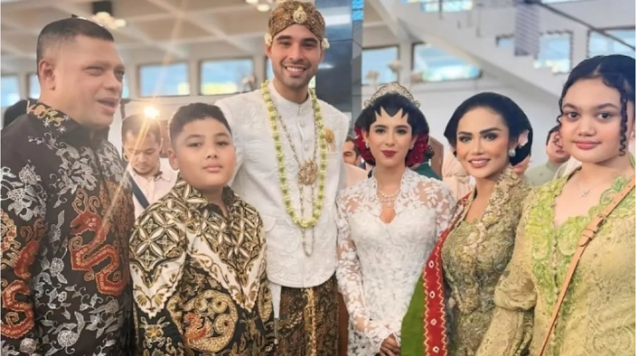 OOTD Kris Dayanti di Kampung Halaman Susi Pudjiastuti: Pakai Sepatu Bling-Bling Puluhan Juta saat Naik Becak