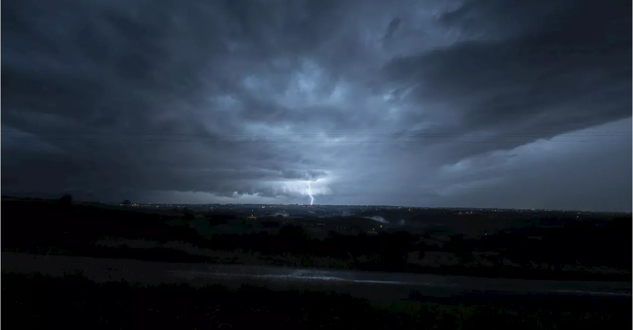 La chaleur laisse sa place aux orages et aux rafales de vent : tout le pays en alerte jaune, le 1722 activé !