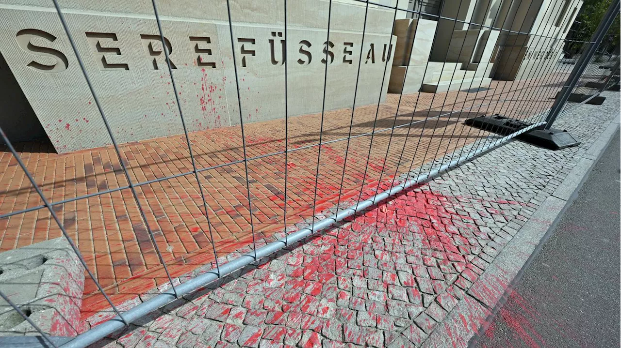 Farbattacke auf Garnisonkirche in Potsdam: Unbekannte bewerfen Turm mit roten Farbbeuteln