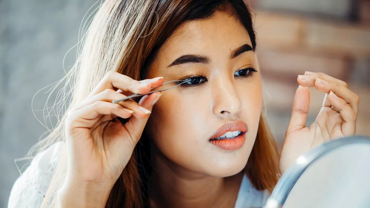 How to Put on Fake Eyelashes: A Step-By-Step Guide