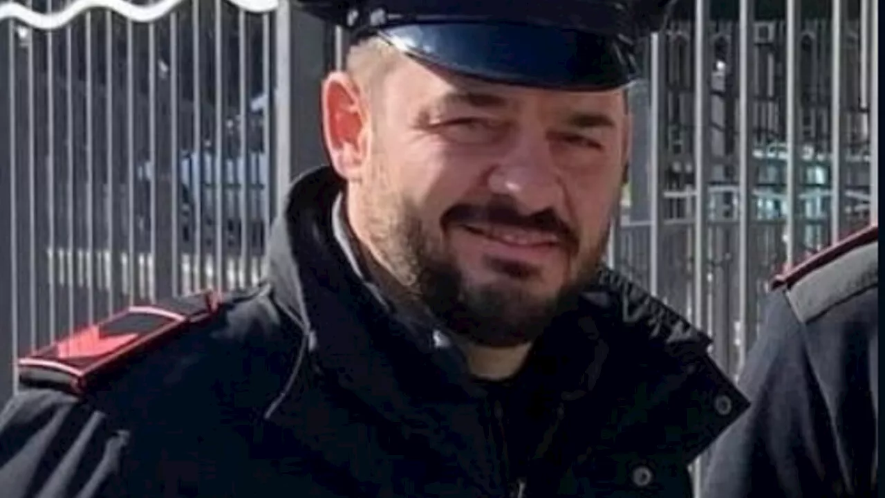 Il trattore lo aggancia dai pantaloni e lo travolge: morto carabiniere 41enne