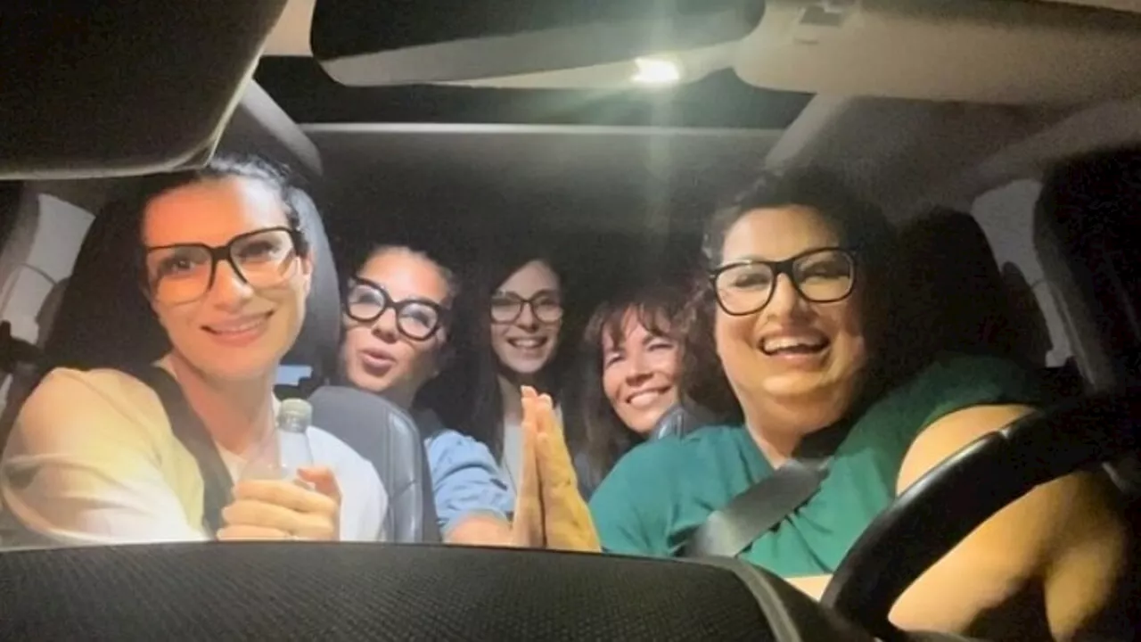 Laura Pausini, karaoke con le amiche d'infanzia per le strade di Solarolo: il video