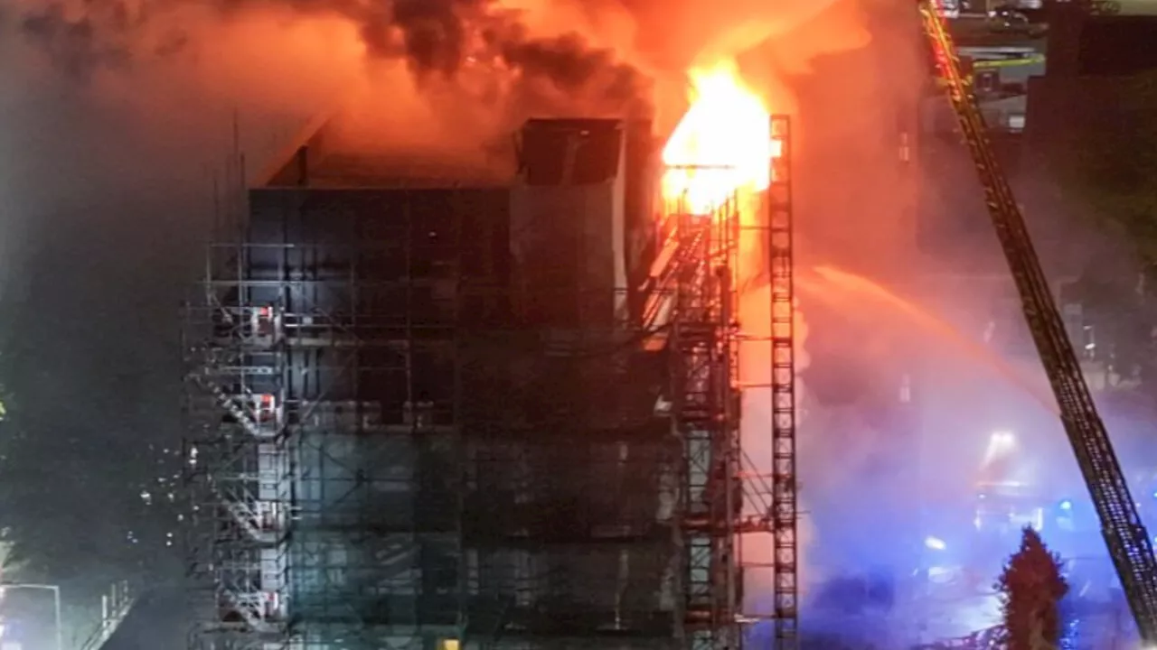 Maxi-incendio divora palazzo di 6 piani: oltre 100 persone evacuate