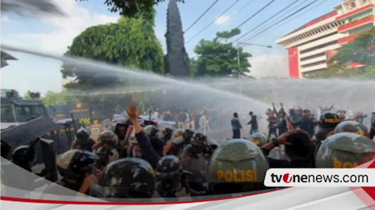 Mengerikan, Detik-detik Demo Semarang Ricuh, Oknum Polisi Kena Tombak