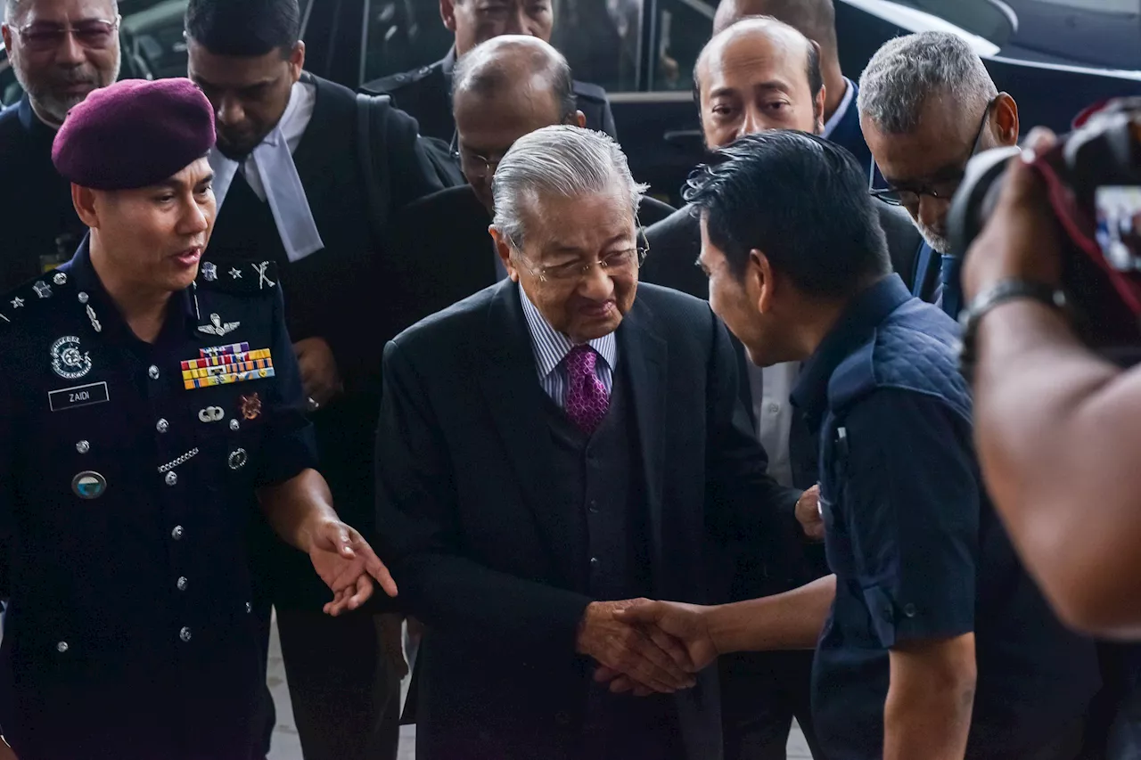 Bicara kes saman Tun M – Ahmad Zahid bermula