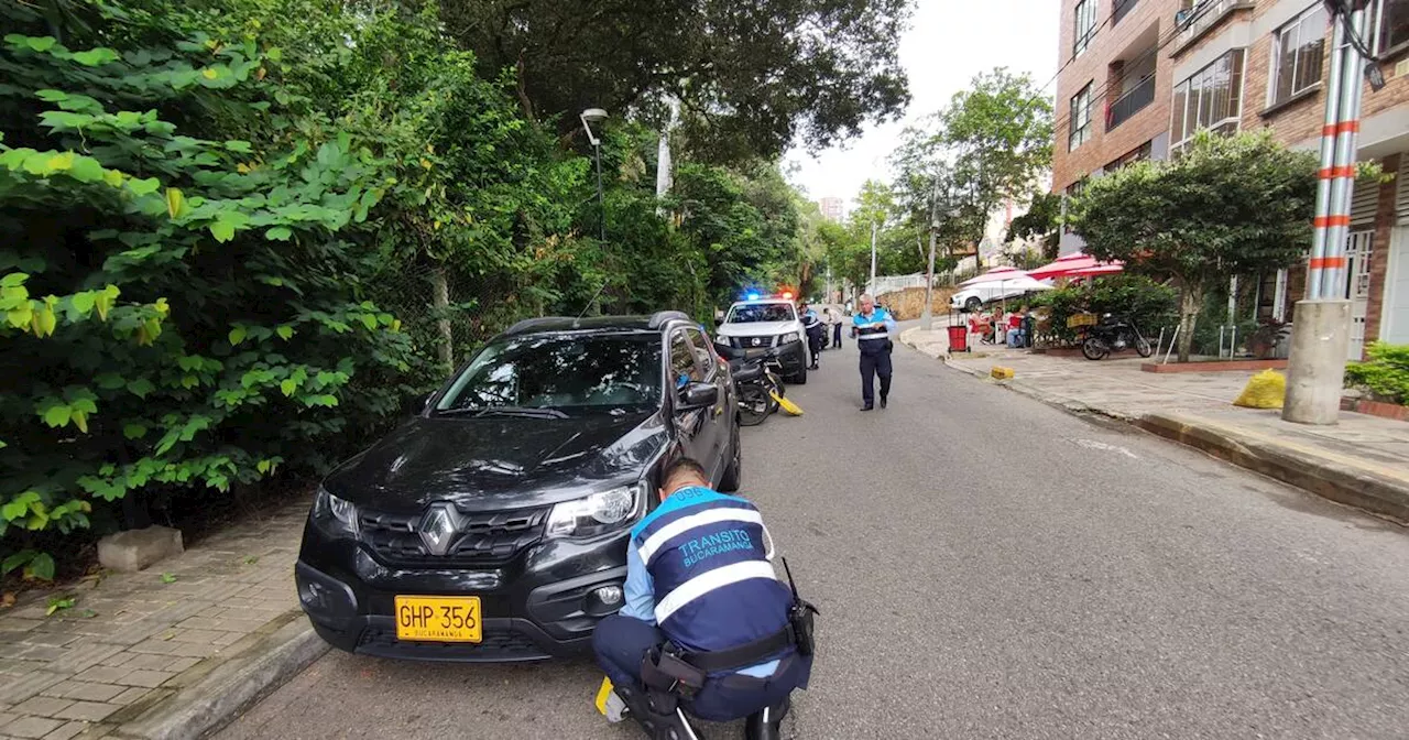 Castigados con cepos: Tránsito de Bucaramanga interviene en el barrio con caos con los mal parqueados