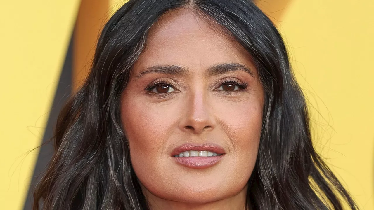 Capelli bianchi in libertà: Salma Hayek in vacanza con la ricrescita come una di noi