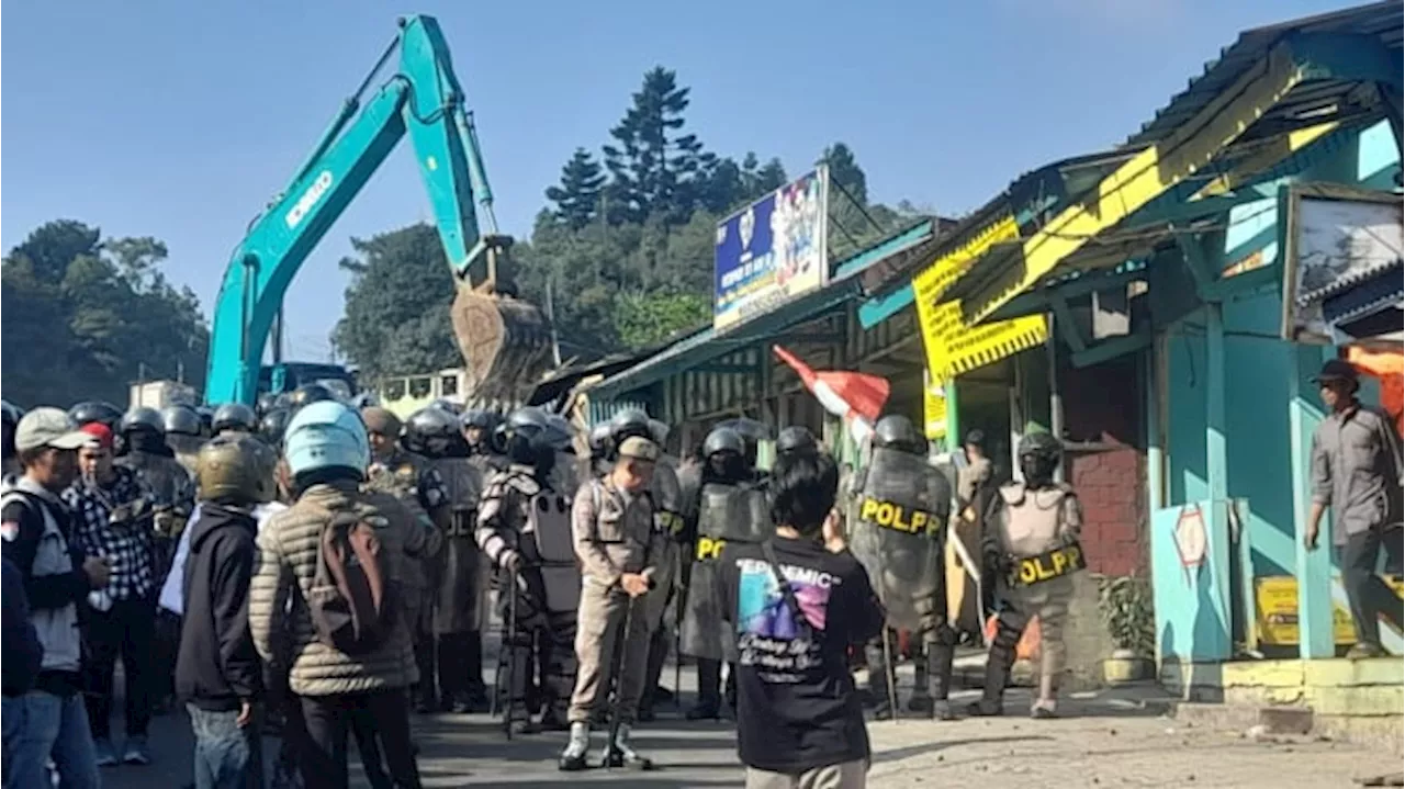 Warung-warung di Sepanjang Jalan Puncak Bogor Dibongkar Lagi