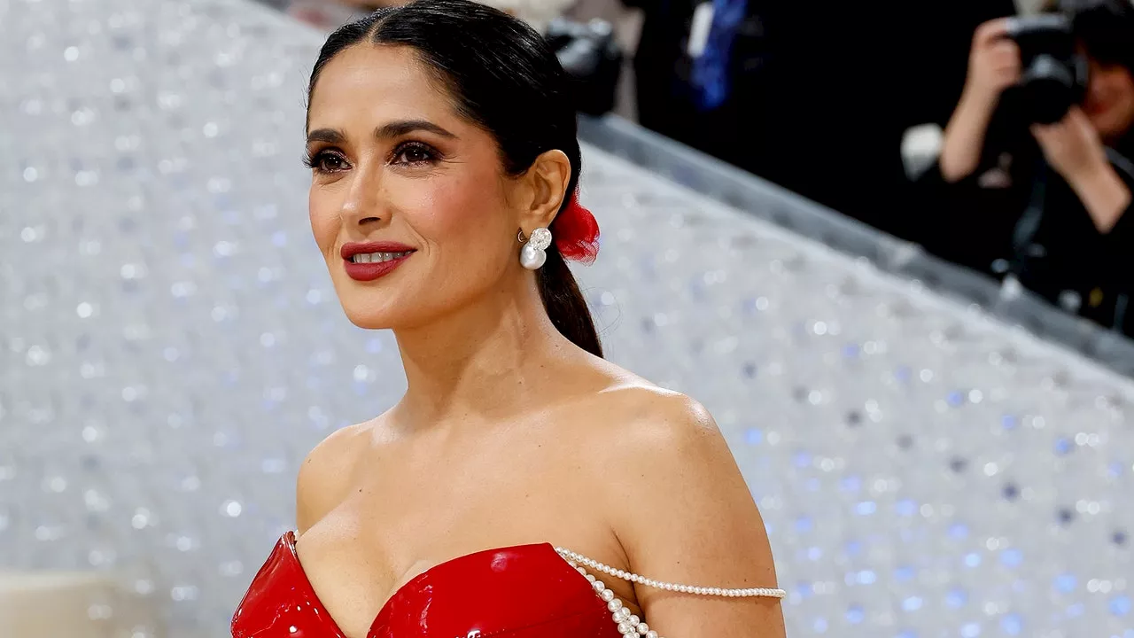 Salma Hayek combina un bikini amarillo con un pedicure rojo elegante en Ibiza