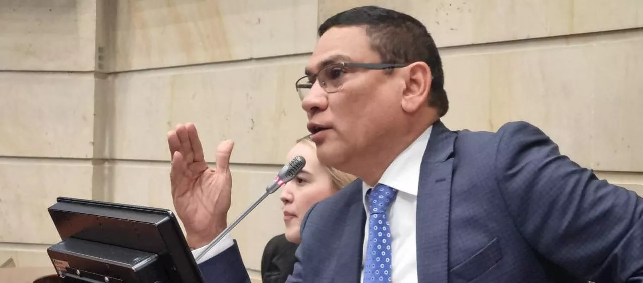 Senador Lobo exige acciones a Petro por crisis de combustibles en aeropuertos