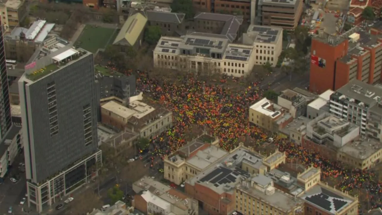 Large CFMEU protest causes major traffic and public transport delays in Melbourne