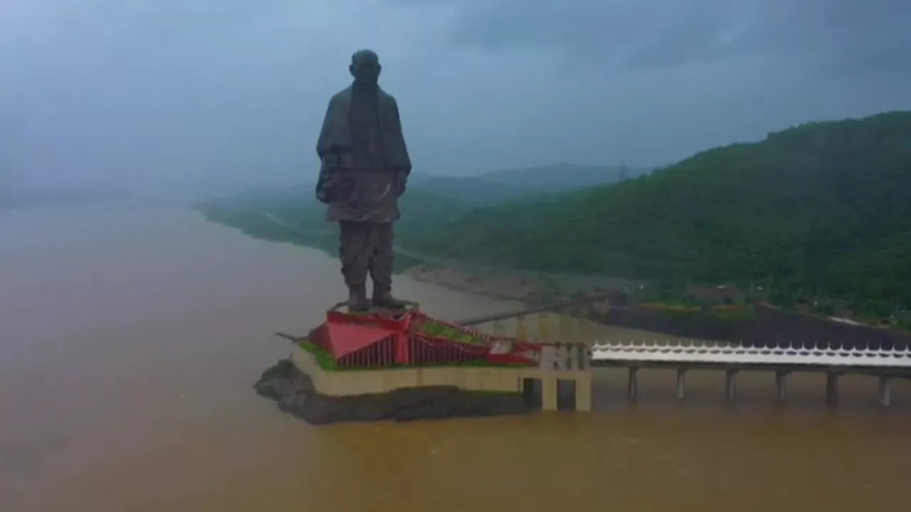 Gujarat Flood: भारी बारिश-बाढ़ से गुजरात बेहाल... अभी और बढ़ने वाली है परेशानी!