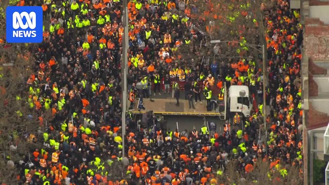 Thousands of construction workers strike over federal government's national CFMEU crackdown