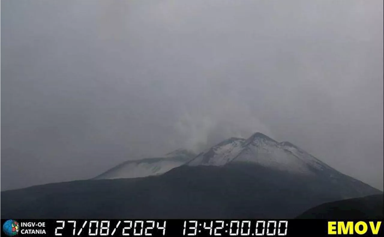 Freddo e neve sulla vetta dell'Etna, ma a Catania fa 30 gradi